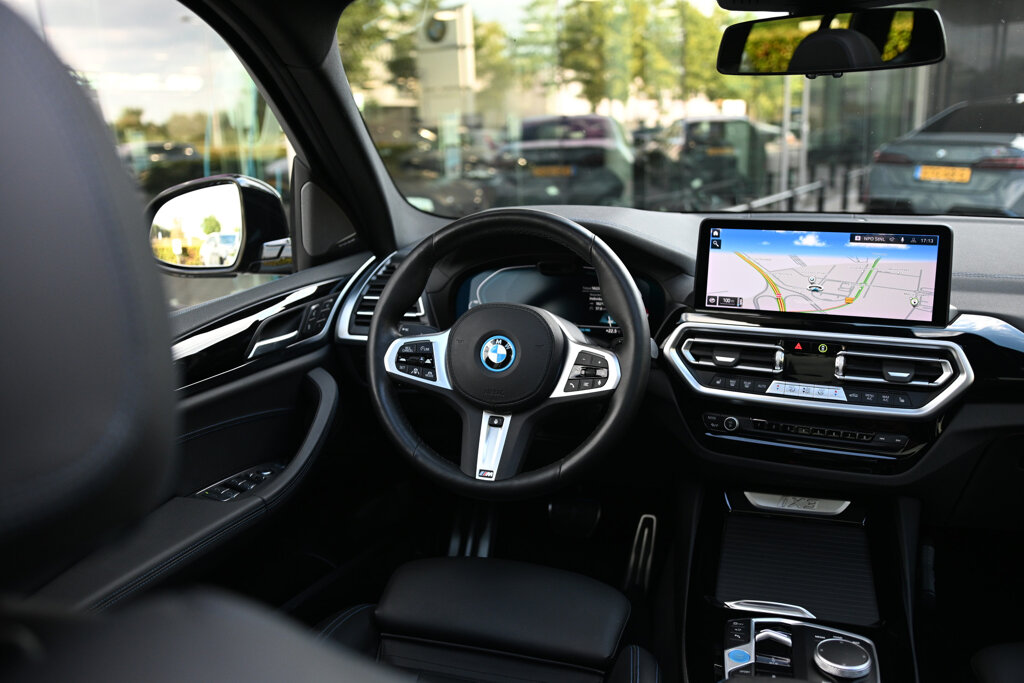 BMW iX3 31