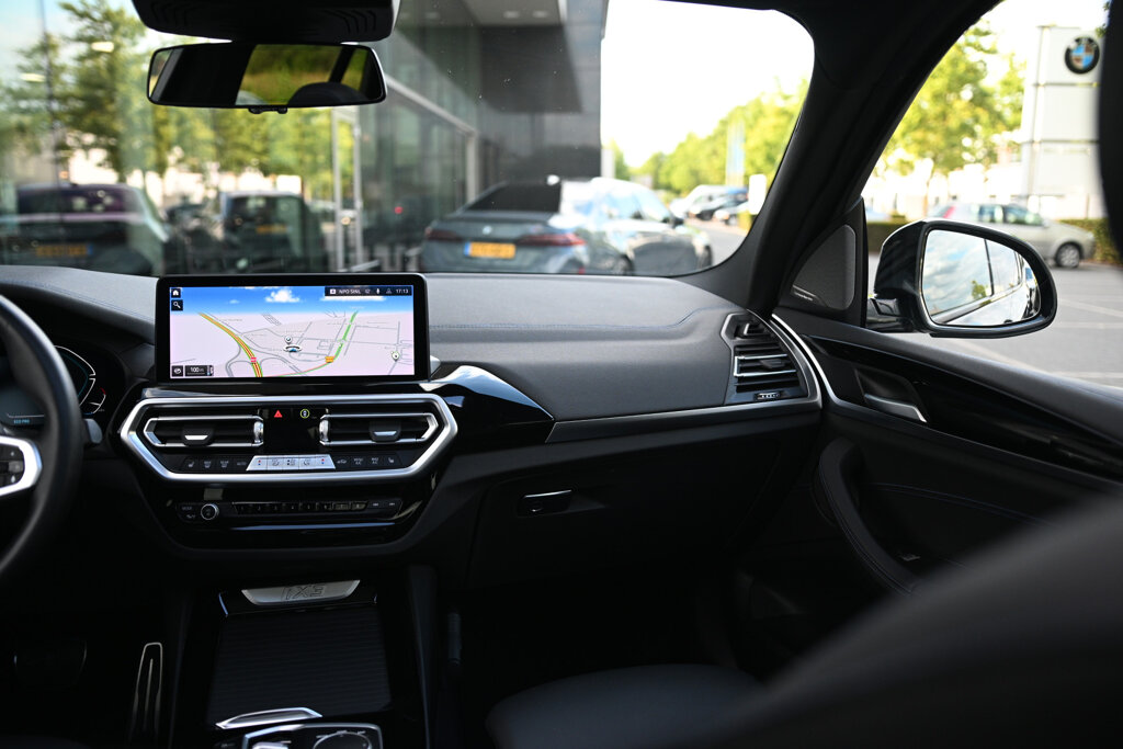 BMW iX3 33