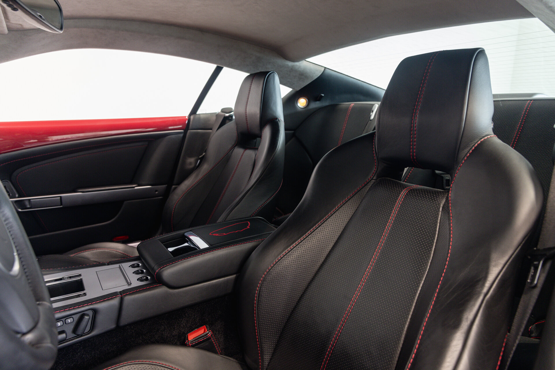 Aston Martin DB9 - foto 19