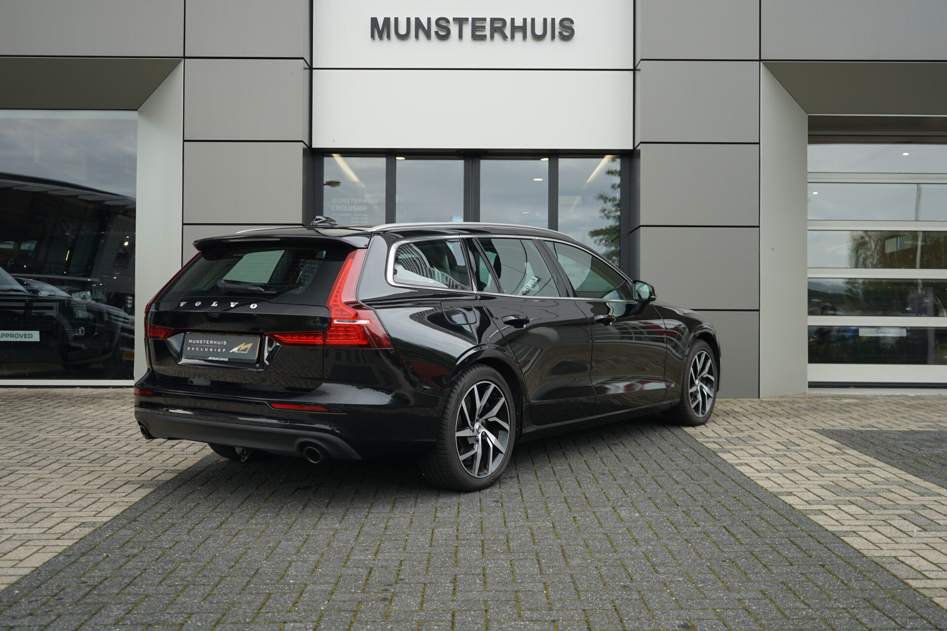Volvo V60 2.0 T6 Twin Engine AWD Momentum Pro