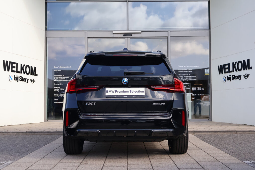 BMW iX1 8