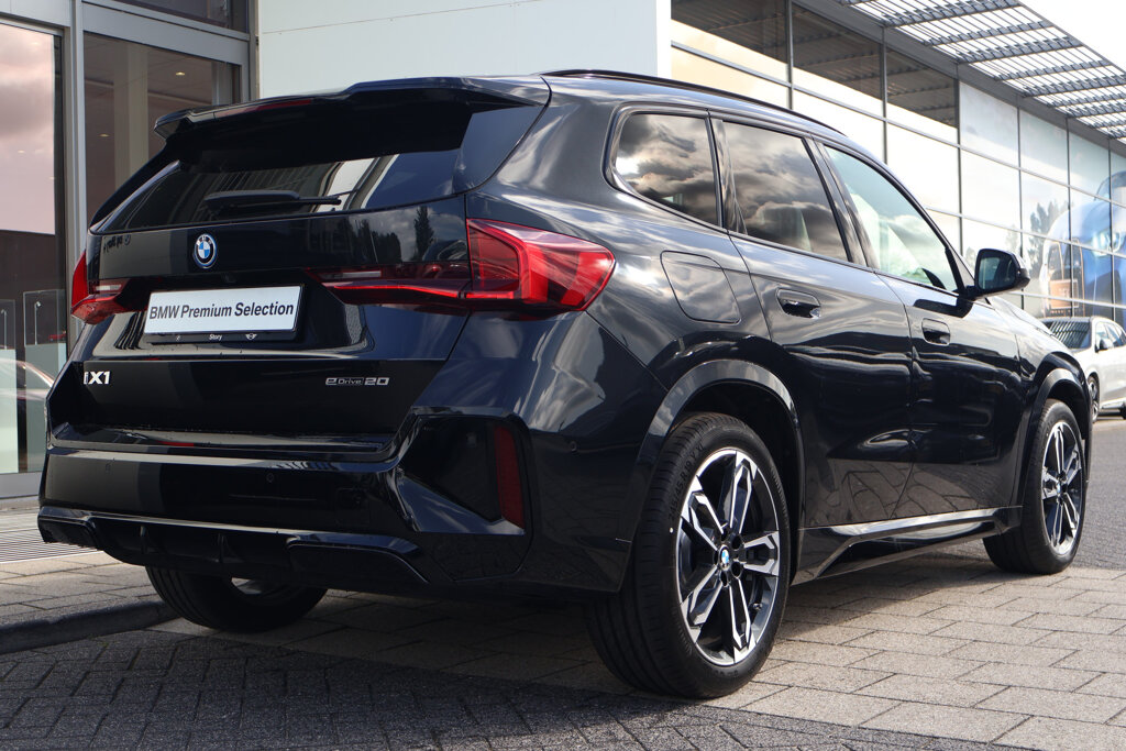 BMW iX1 12