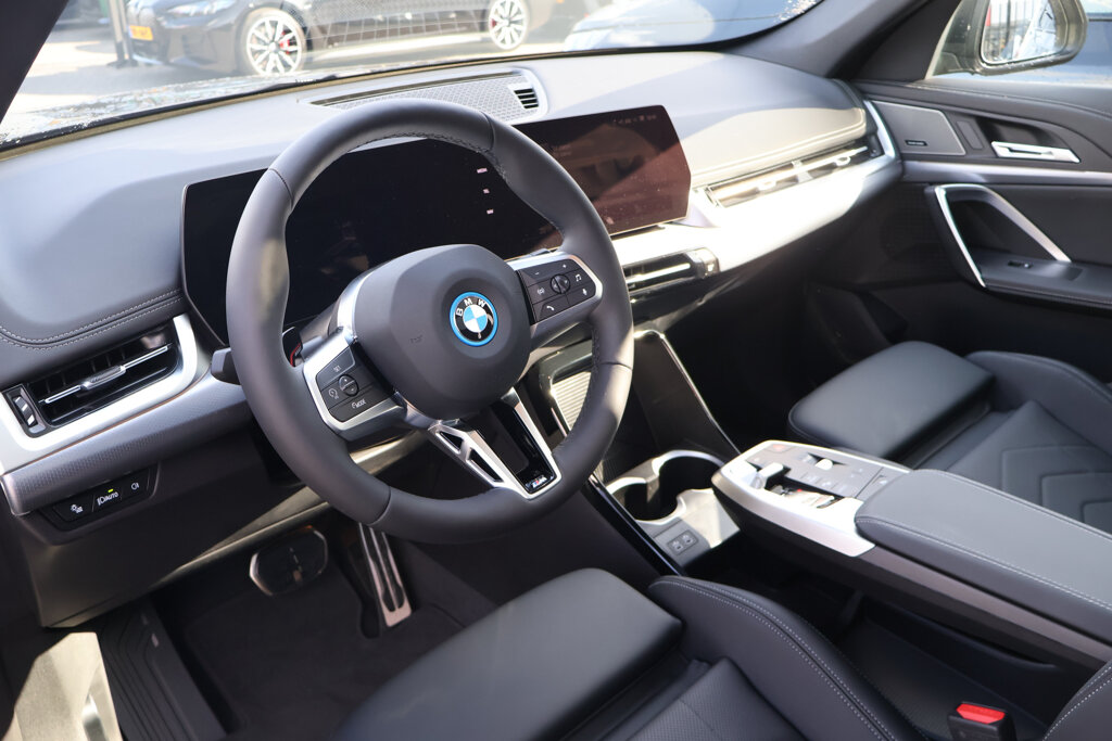 BMW iX1 13