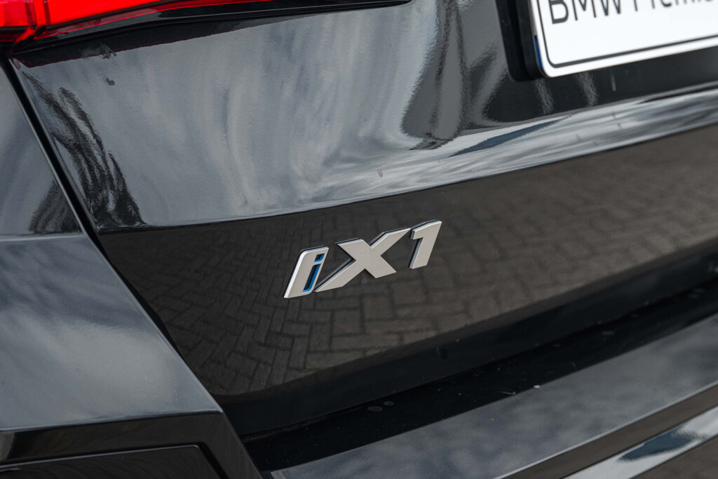 BMW iX1 11