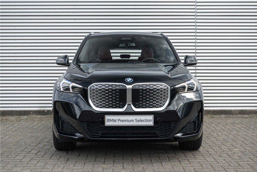 BMW iX1 33