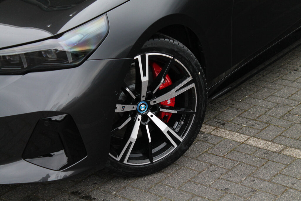 BMW i5 15