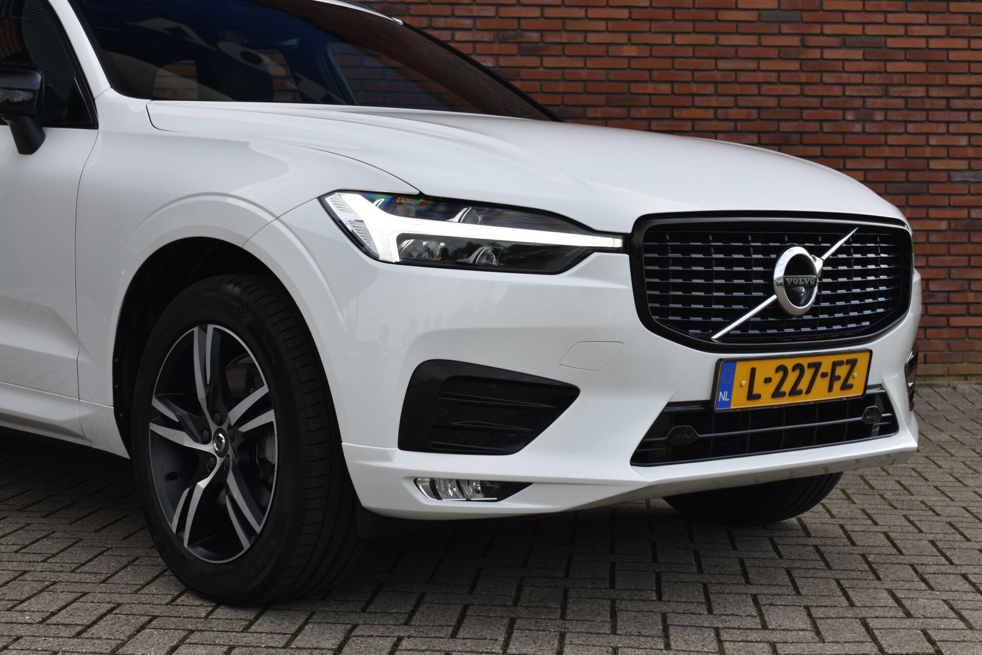 Volvo XC60 B5 252PK R-Design - Afbeelding 2