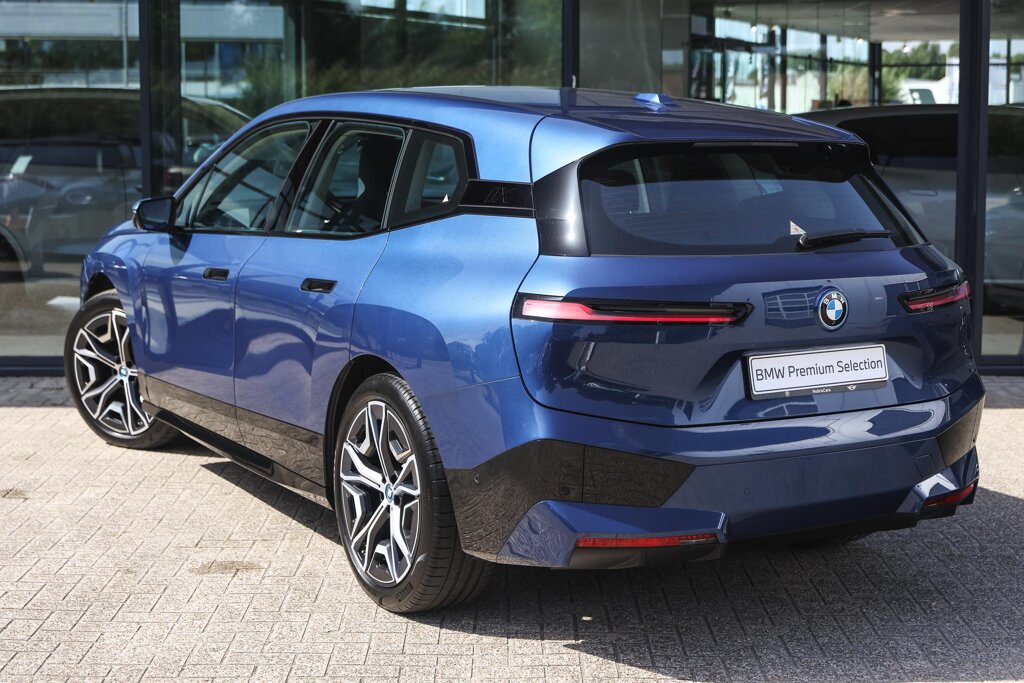 BMW iX 2