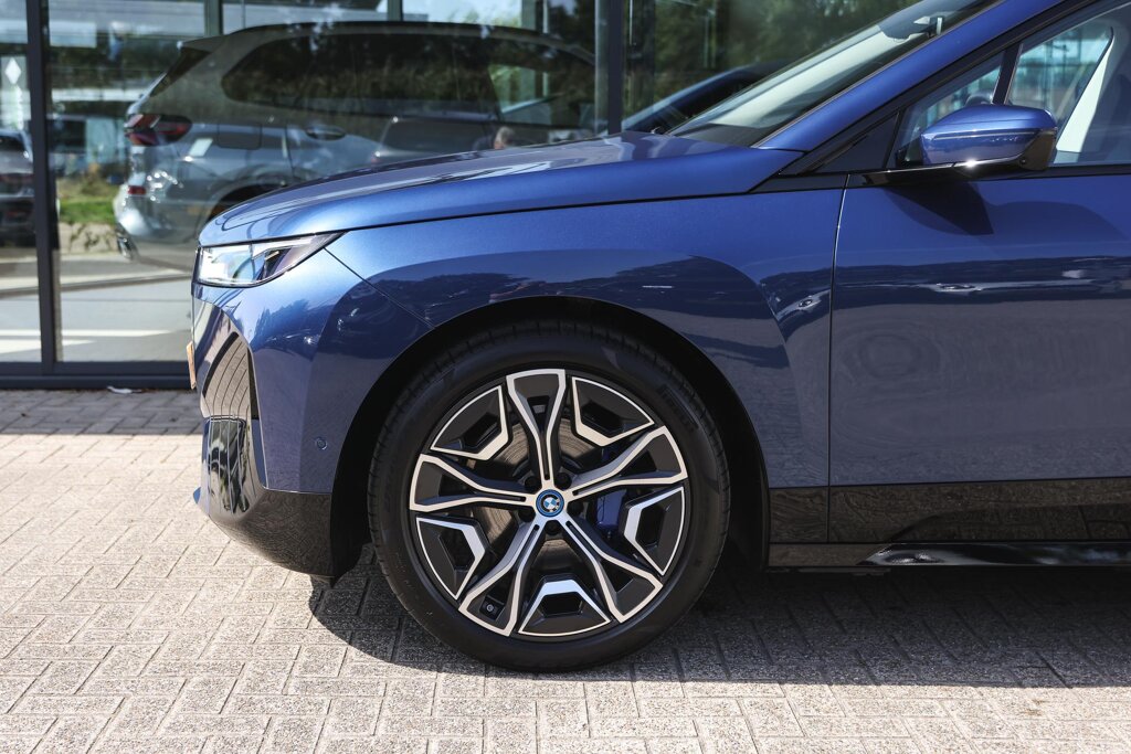 BMW iX 4