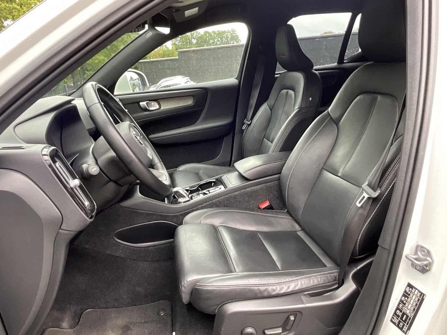 Volvo XC40 Inscription T4 | 190PK | LED | Trekhaak | Camera | Leer | Navi | Stoelverw. | 18" R-Design Diamond | ECC | ACC - Afbeelding 4