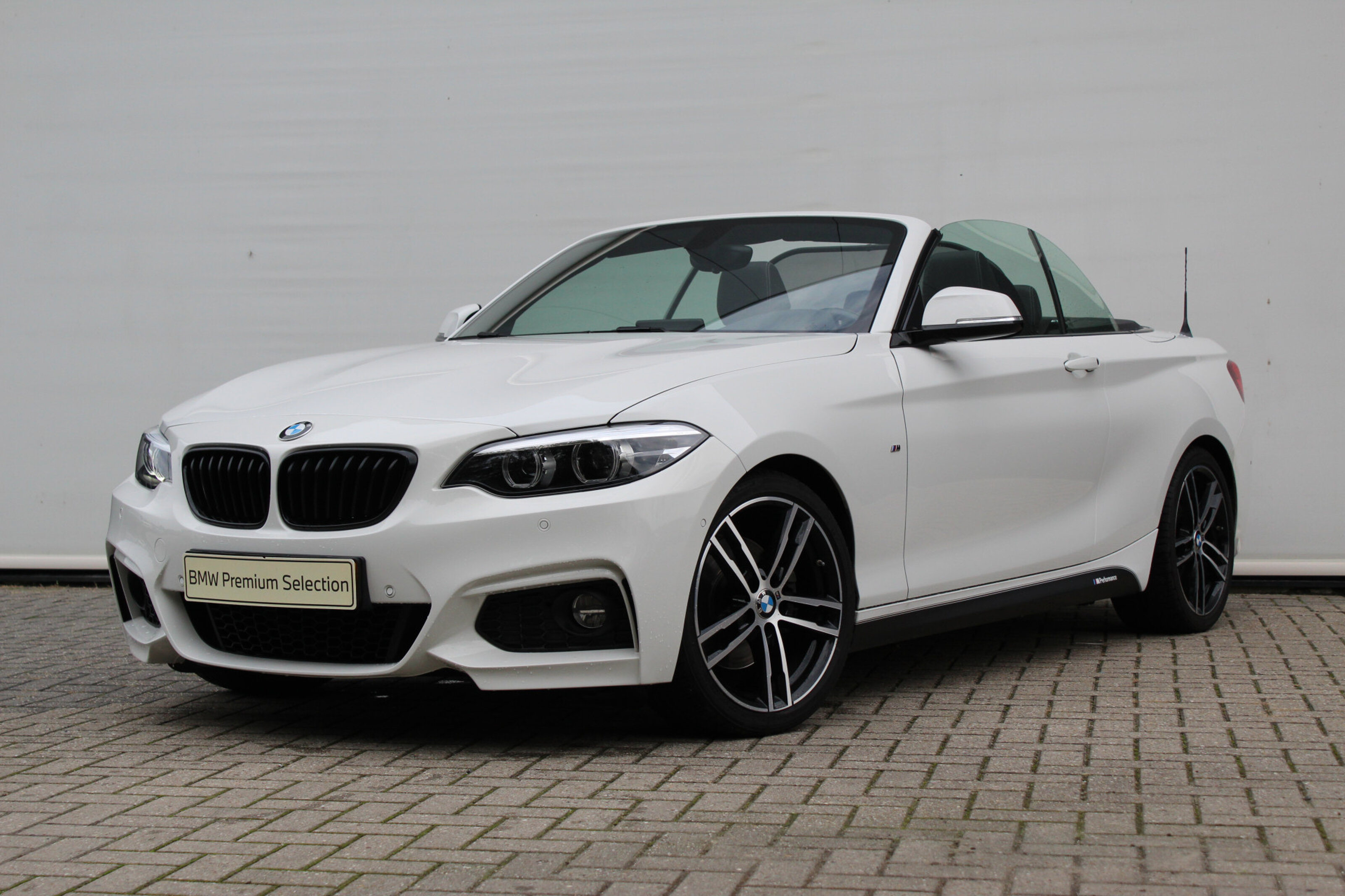 BMW 2 Serie Cabrio 220i High Executive M Sport Automaat
