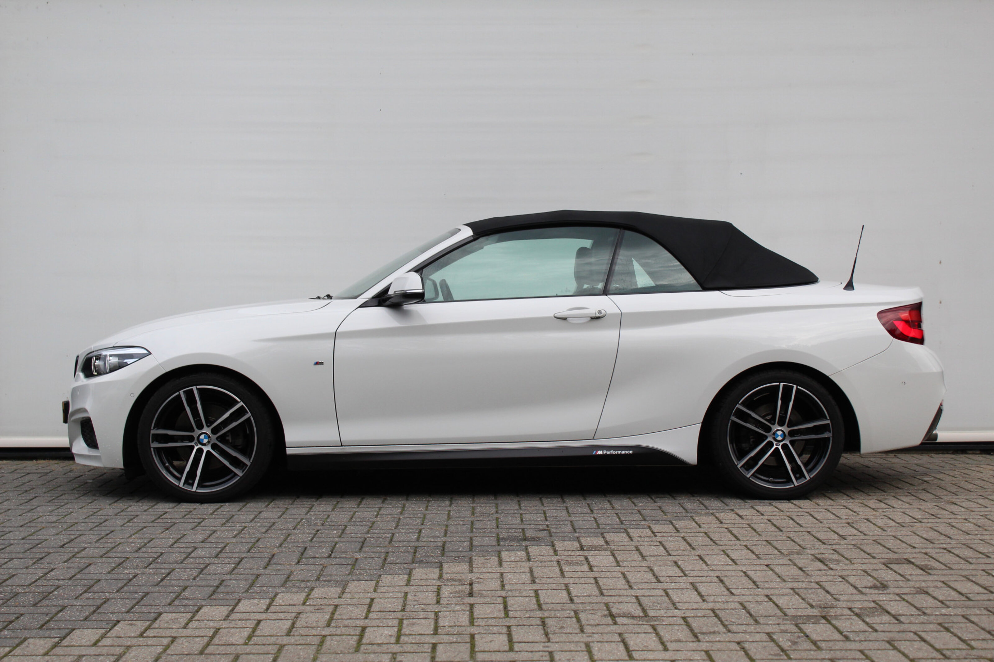 BMW 2 Serie Cabrio 220i High Executive M Sport Automaat