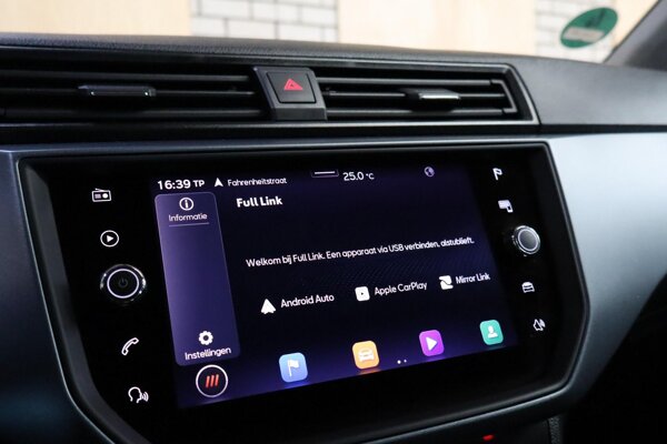 Apple Carplay/Android Auto Apple Carplay/Android Auto