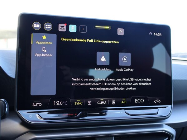 Apple Carplay/Android Auto Apple Carplay/Android Auto