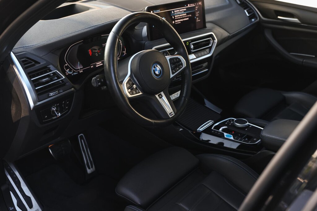BMW iX3 11