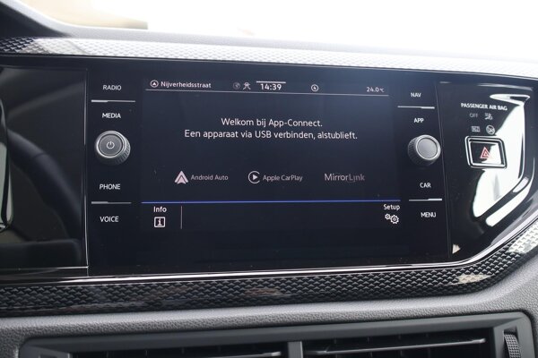 Apple Carplay/Android Auto Apple Carplay/Android Auto