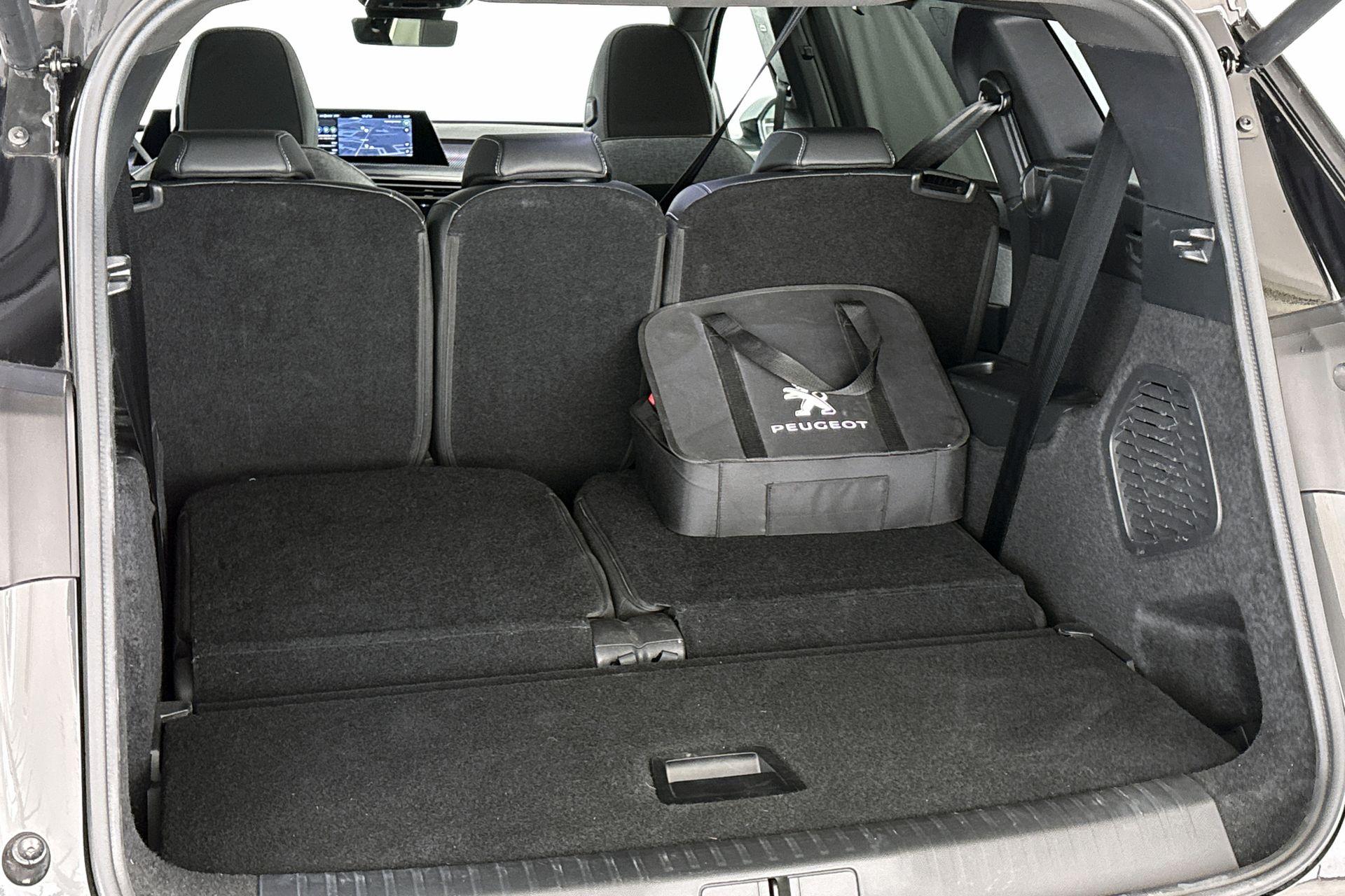 Peugeot e-5008