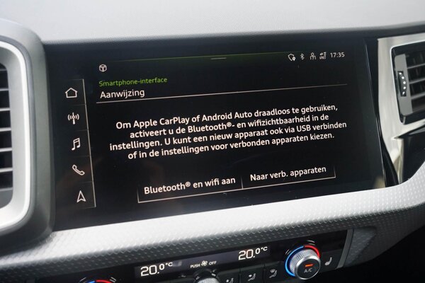 Apple Carplay/Android Auto Apple Carplay/Android Auto
