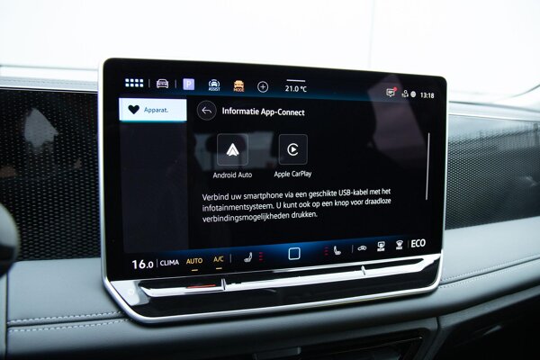 Apple Carplay/Android Auto Apple Carplay/Android Auto