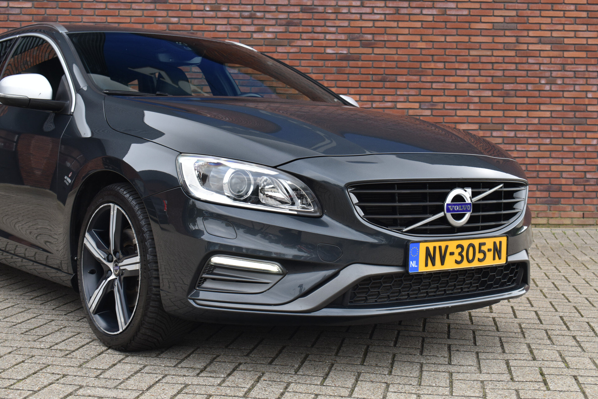 Volvo V60 T3 153PK R-Design Automaat - Afbeelding 2