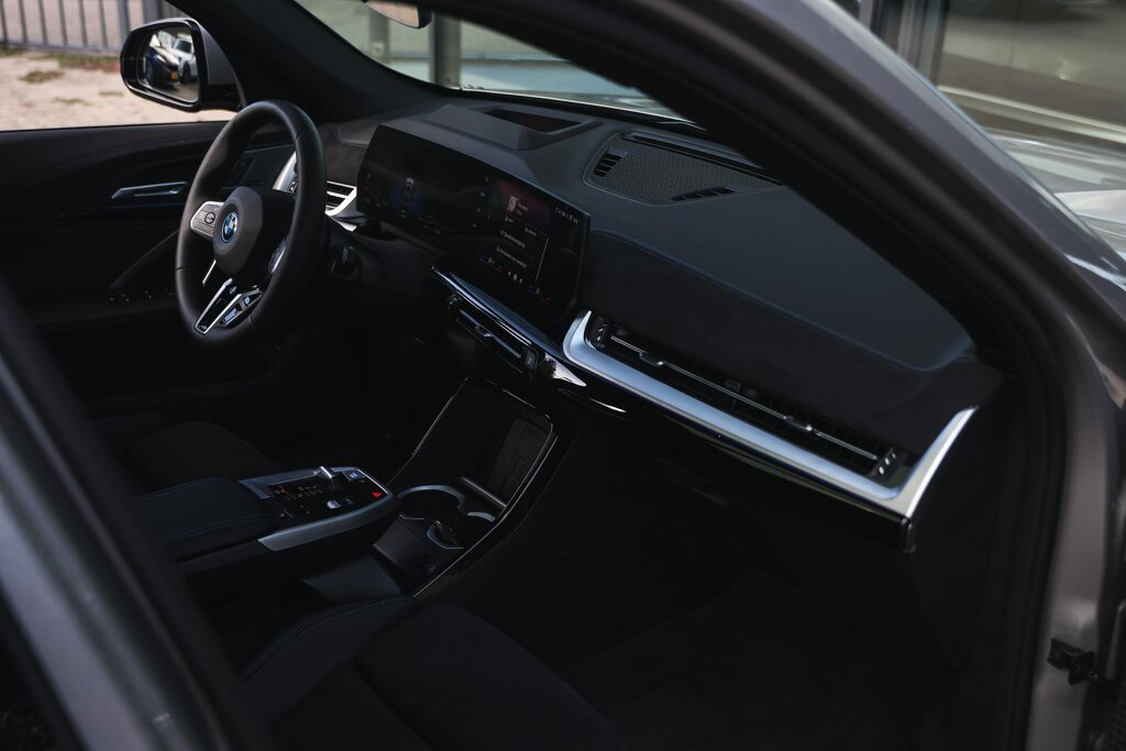 BMW iX1 13