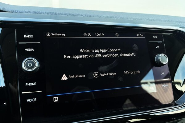 Apple Carplay/Android Auto Apple Carplay/Android Auto