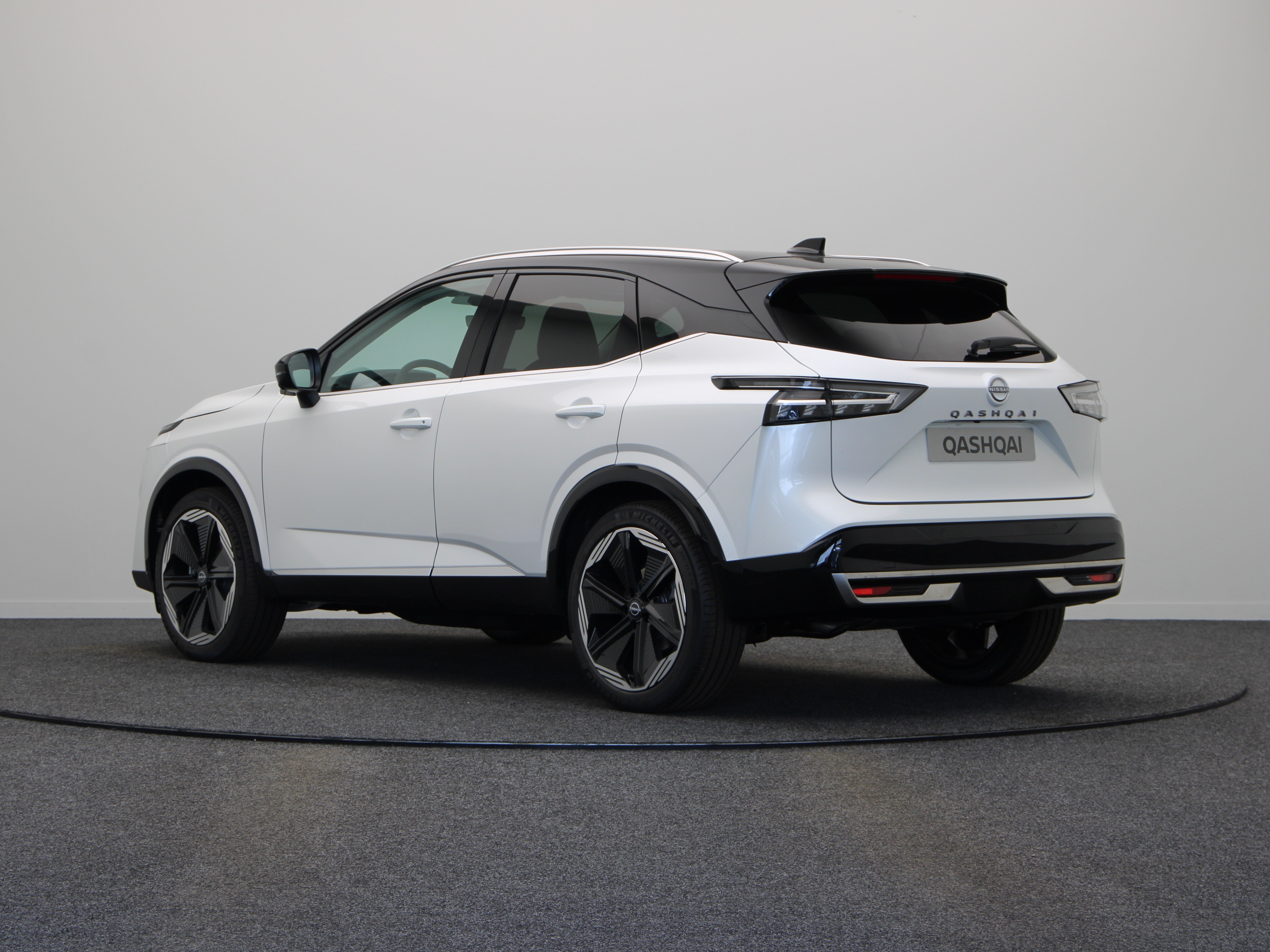 Nissan QASHQAI Tekna Plus + Two Tone Mild-Hybrid 158 Xtronic