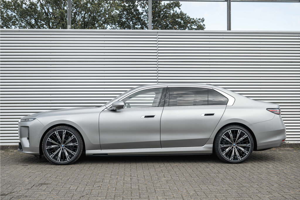 BMW i7 12