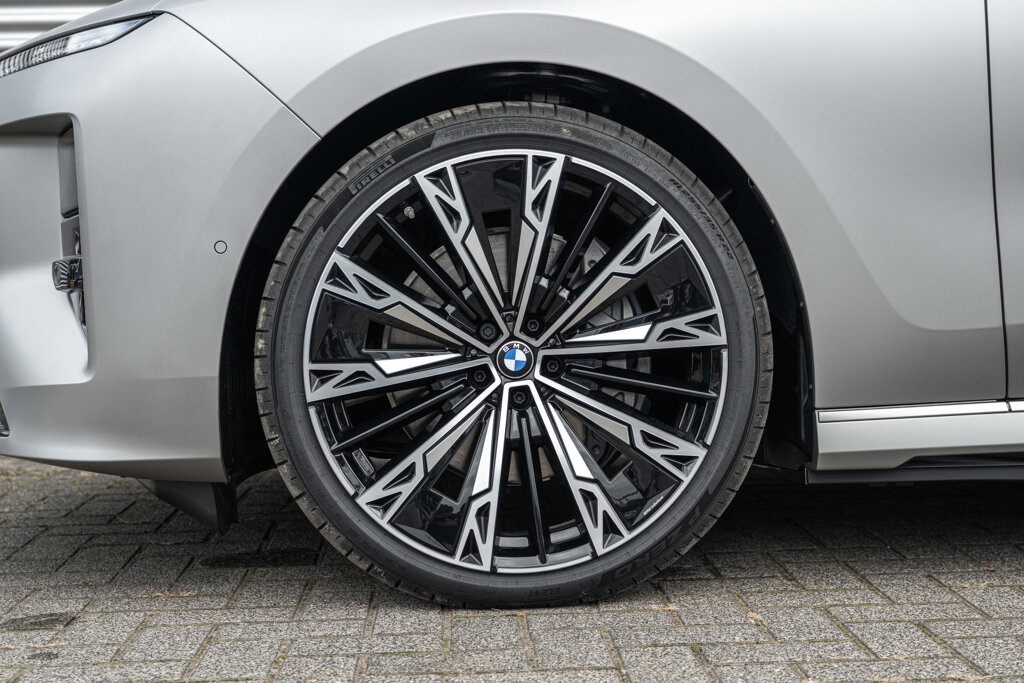 BMW i7 13