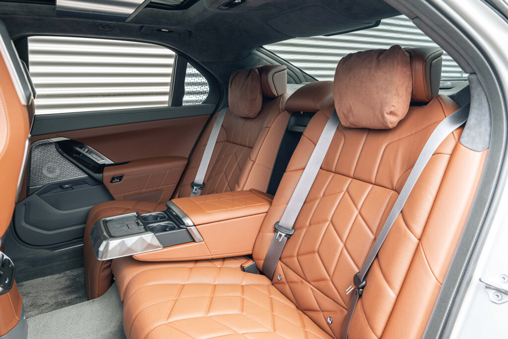 BMW i7 16