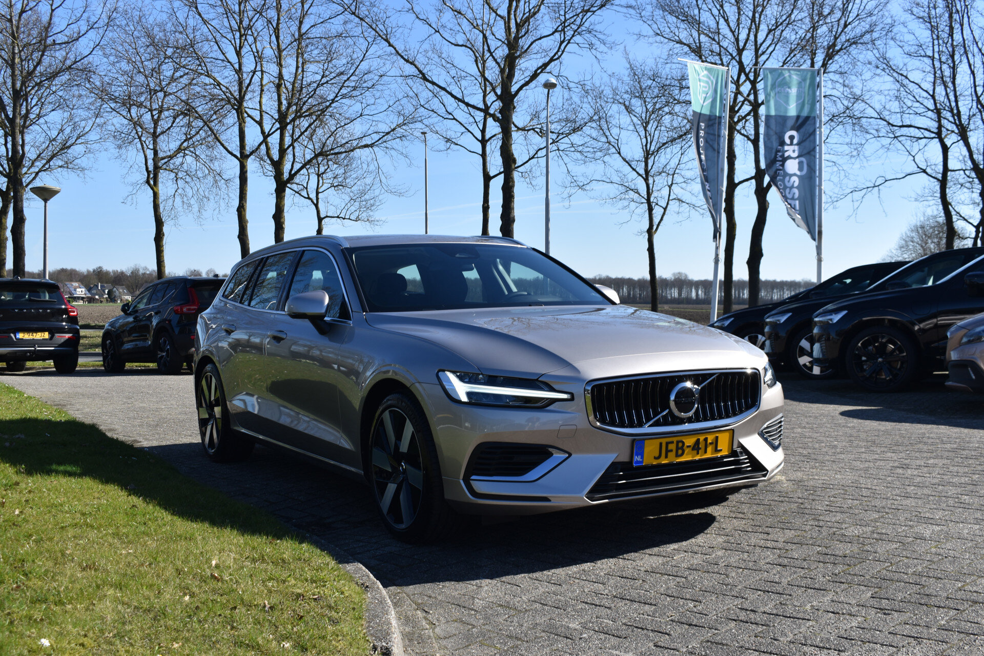 Volvo V60 T6 AWD 350PK Plug-in Hybrid Essential Bright - Afbeelding 2