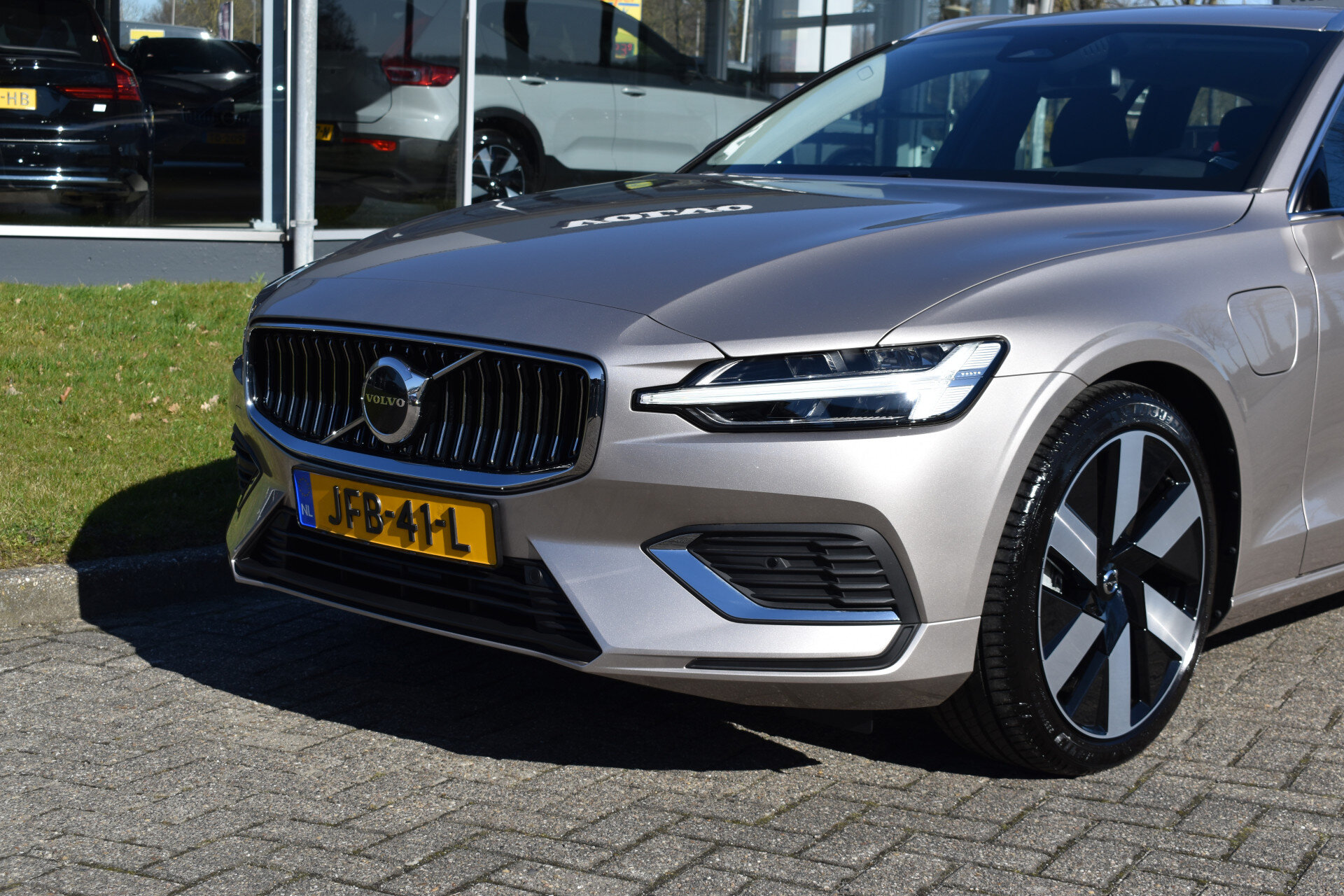 Volvo V60 T6 AWD 350PK Plug-in Hybrid Essential Bright - Afbeelding 4