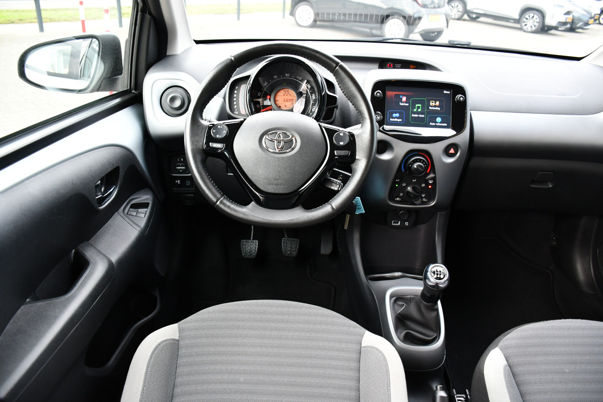 Toyota Aygo 1.0 VV x-play 5-deurs 73pk - Afbeelding 2