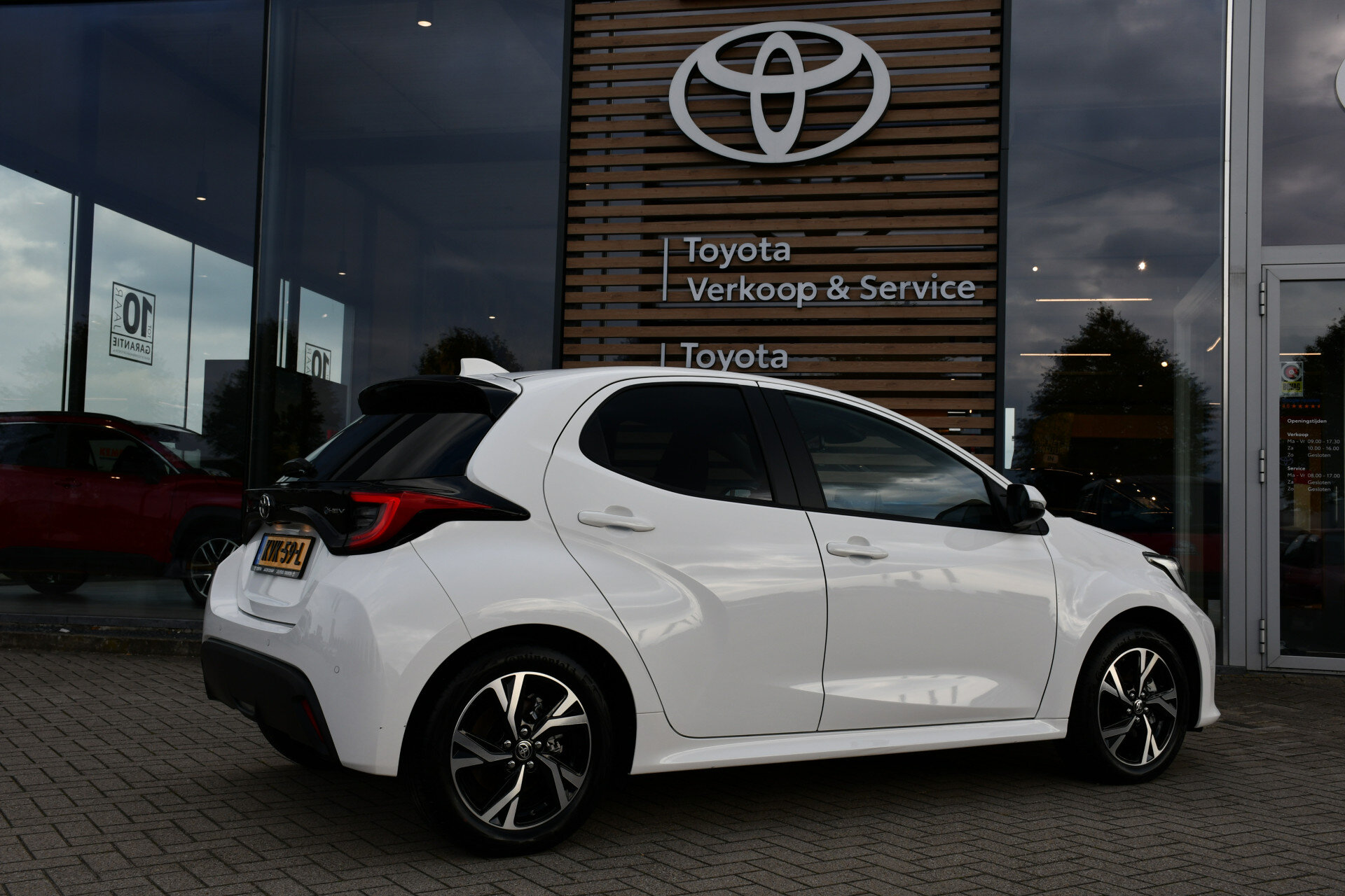 Toyota Yaris 1.5 Hybrid 115 First Edition Limited Automaat 116pk - Afbeelding 3