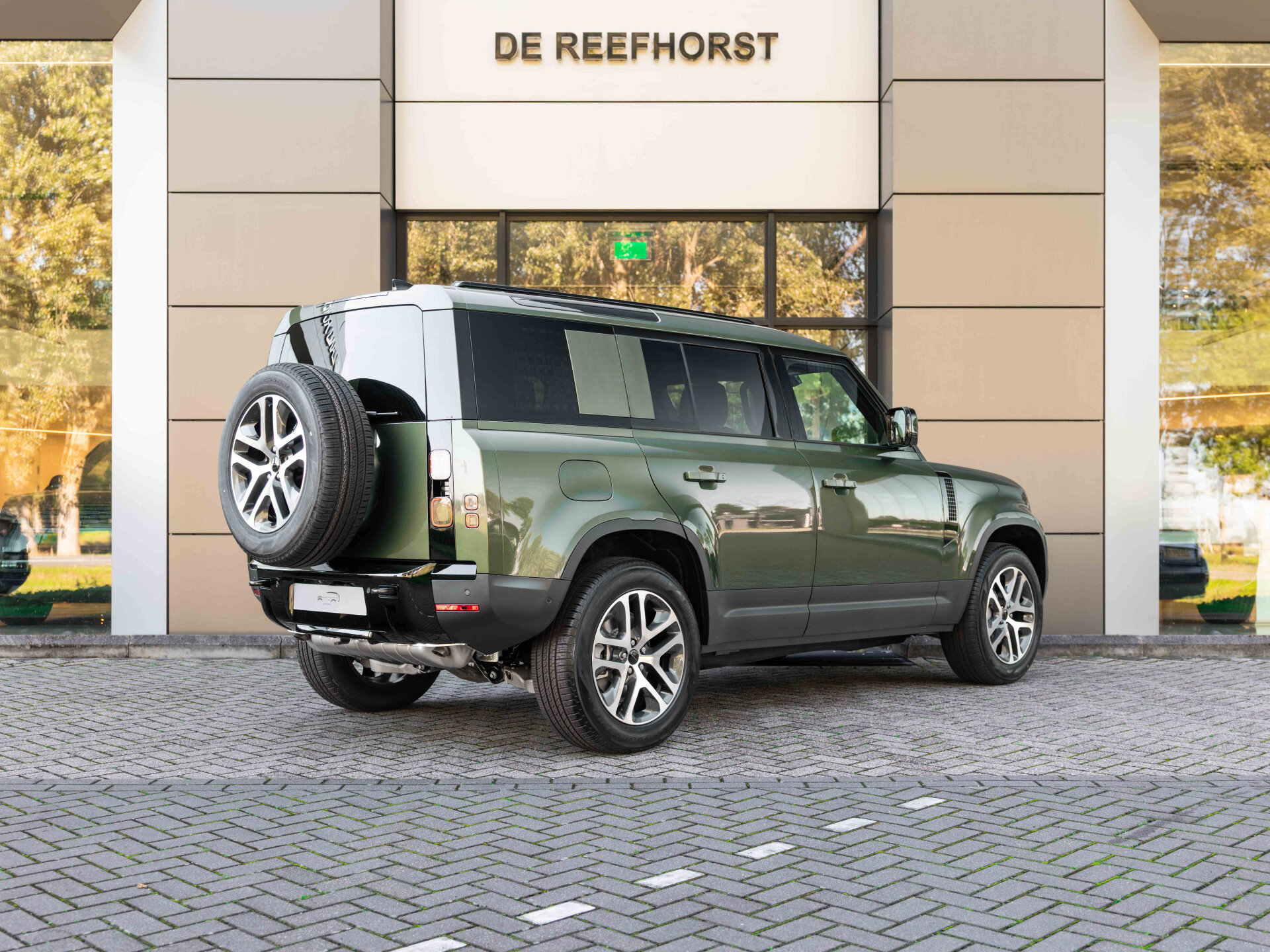 Land Rover Defender 110 2.0 P300e 110 Forest Edition - Afbeelding 2