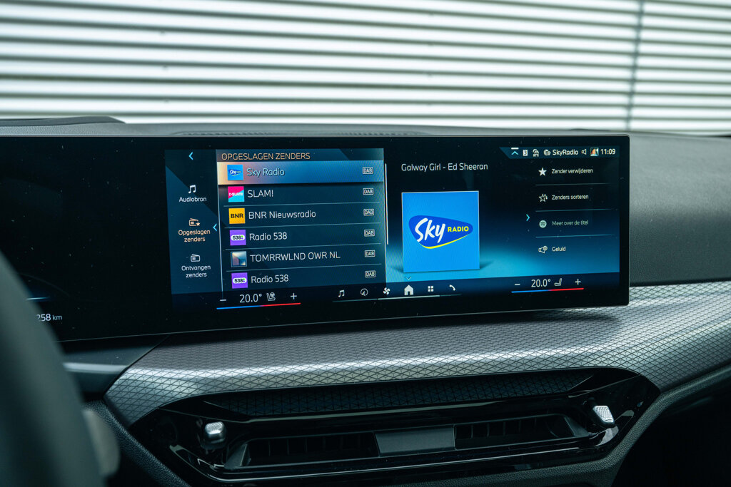 BMW i4 27