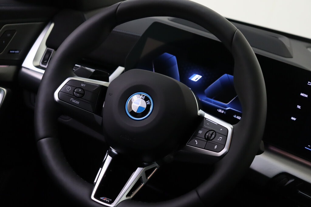 BMW iX1 26