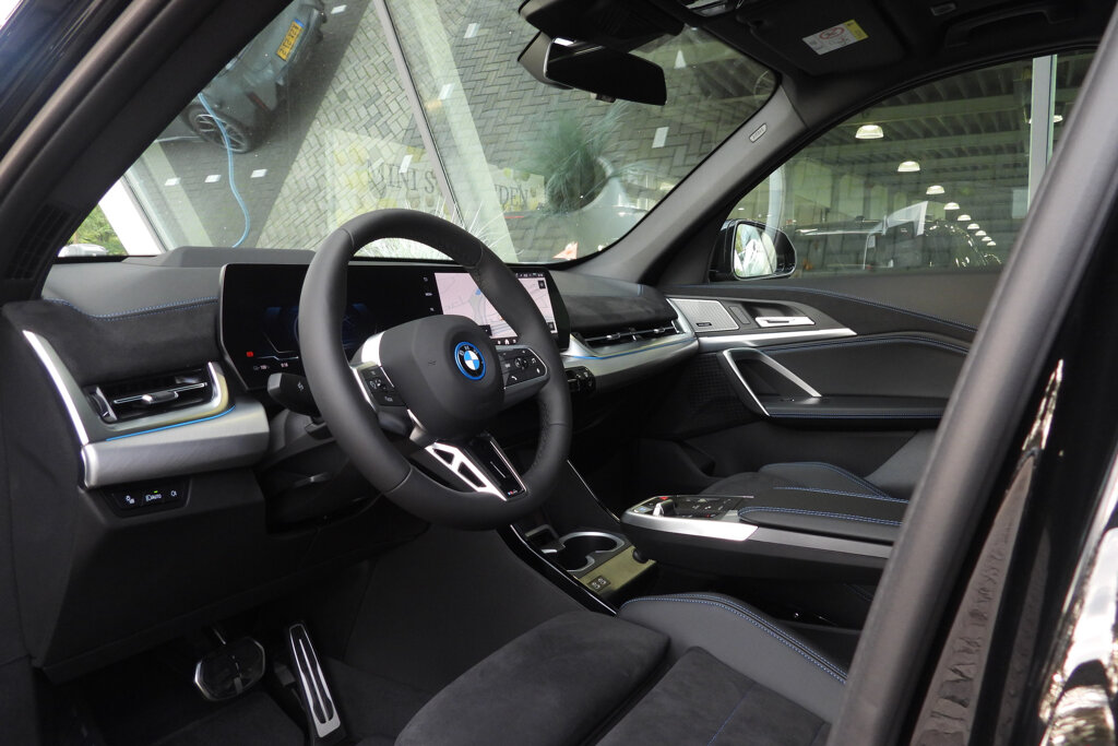 BMW iX1 12