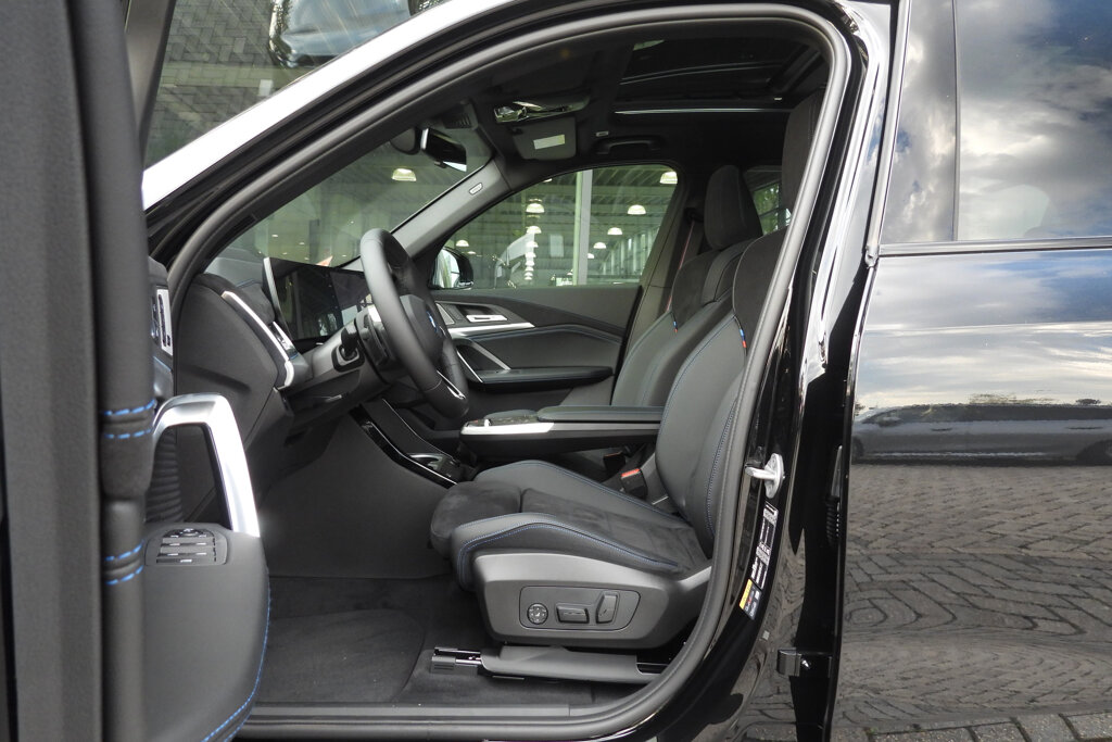 BMW iX1 14