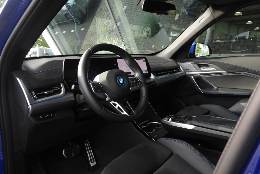BMW iX1 11