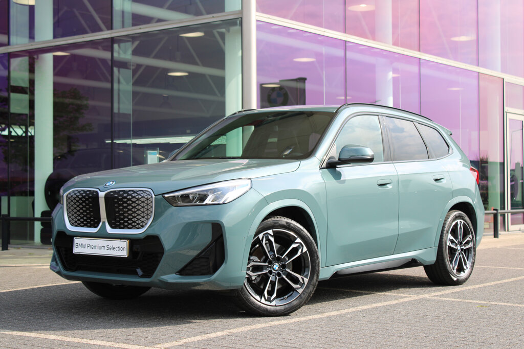 BMW iX1 14