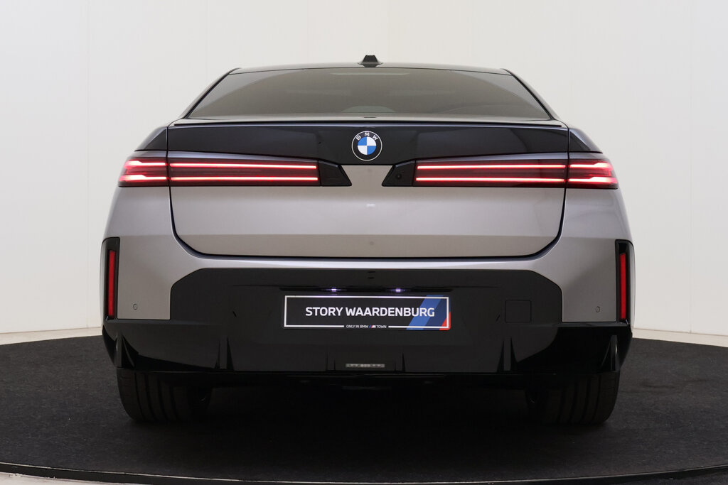 BMW i7 5