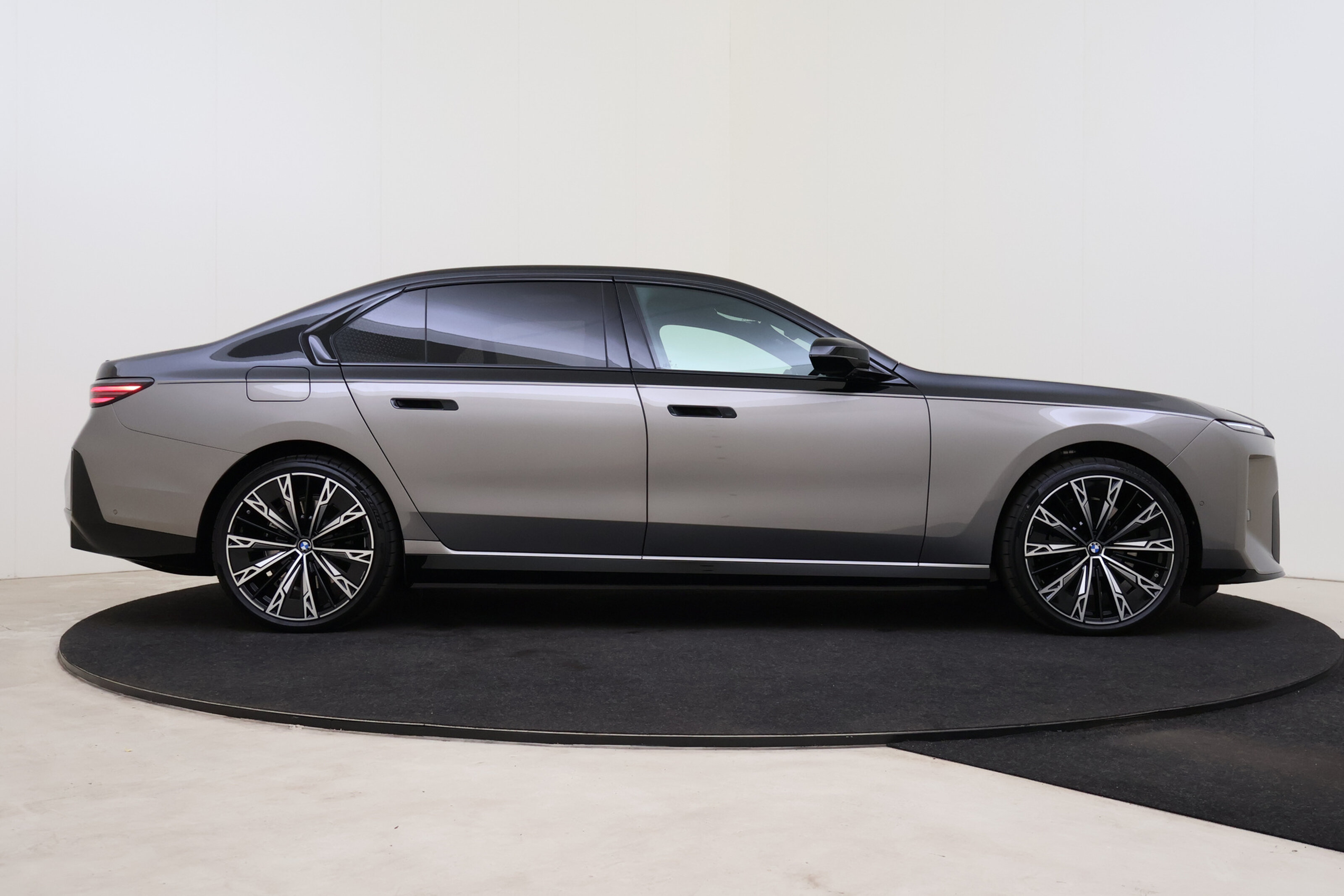 BMW i7 7