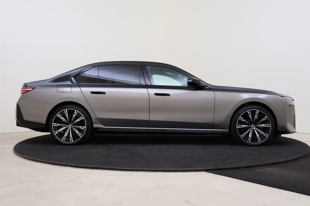 BMW i7 7