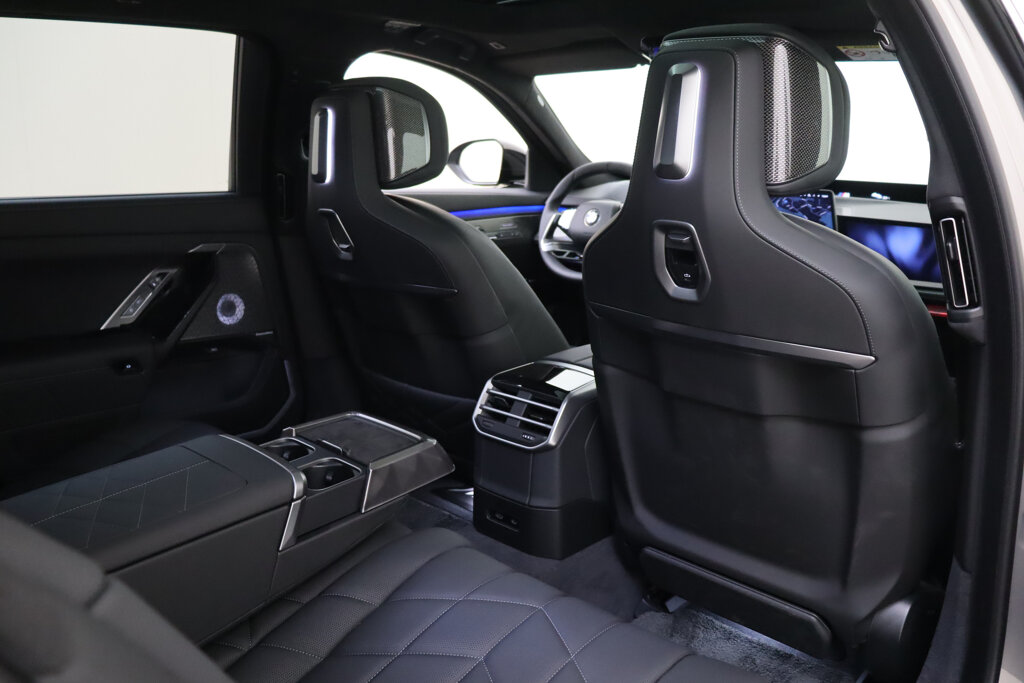 BMW i7 27