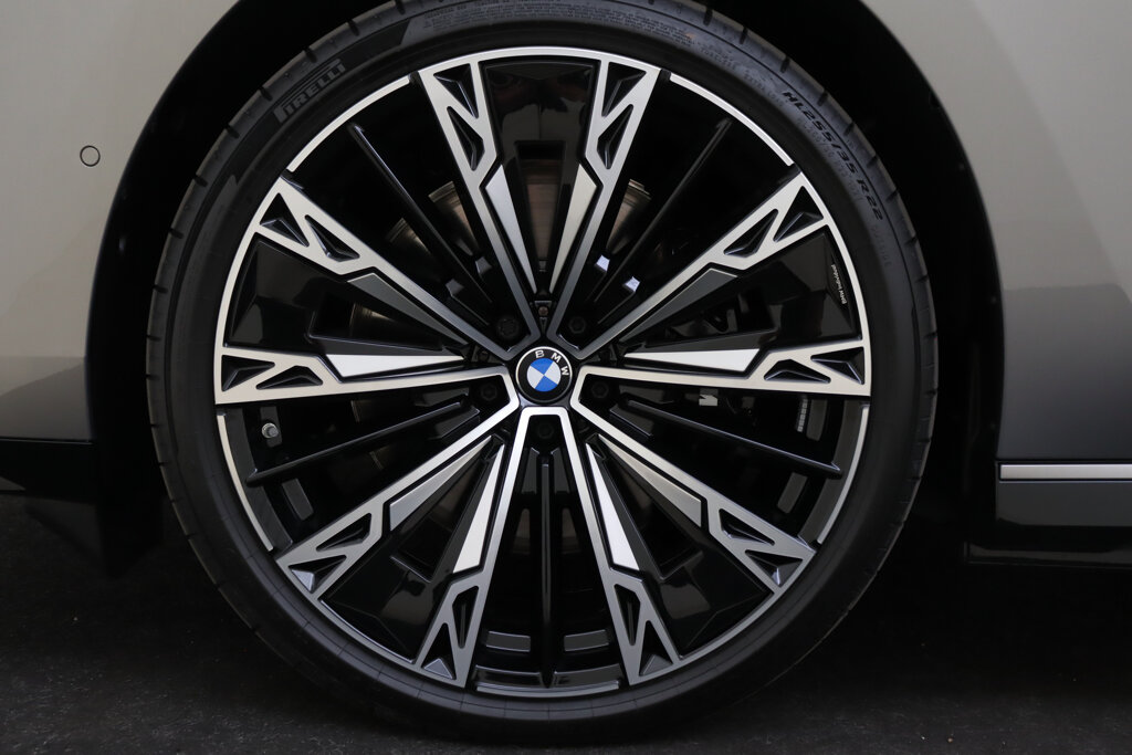 BMW i7 111