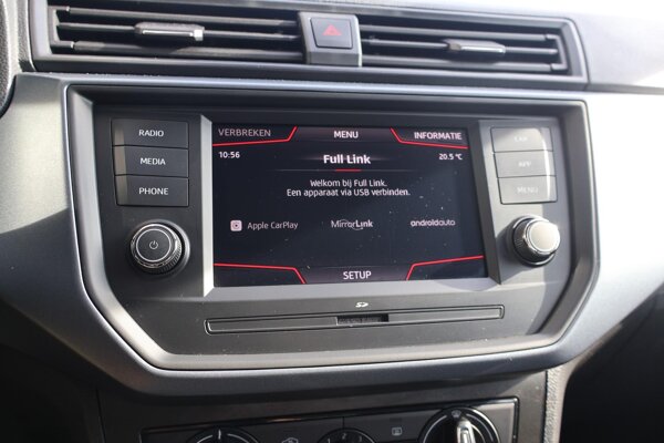 Apple Carplay/Android Auto Apple Carplay/Android Auto