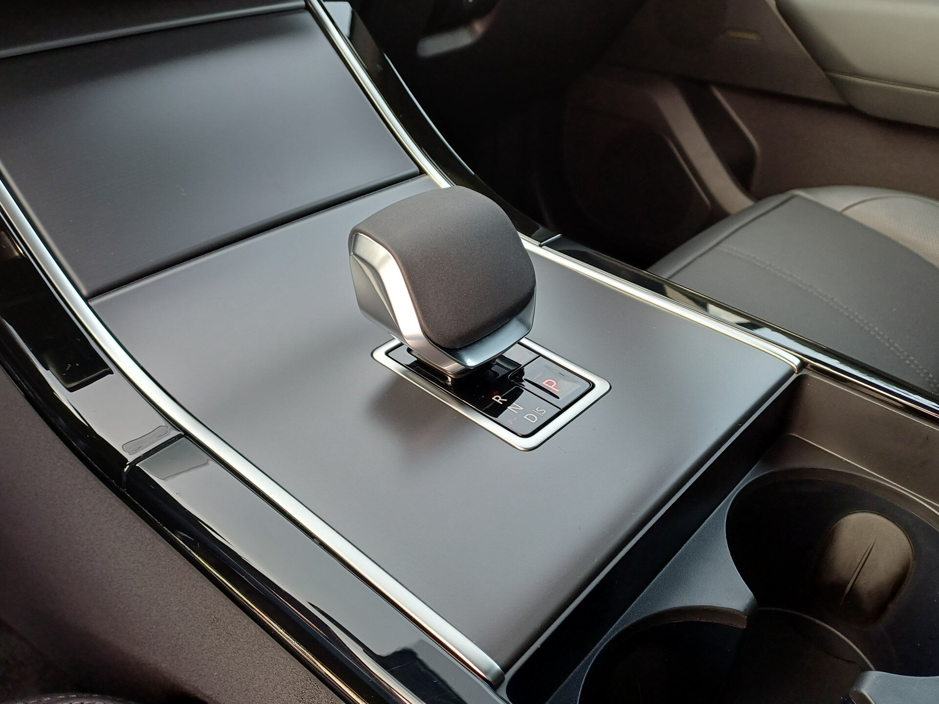Land Rover Range Rover Velar P400e 404pk AWD R-Dynamic SE - Afbeelding 4