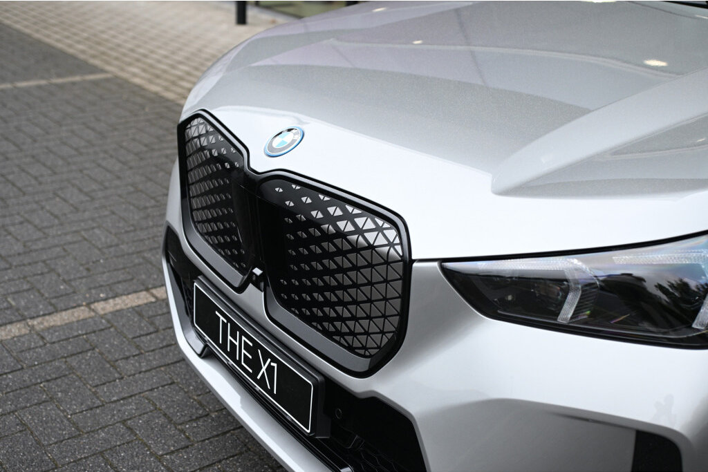 BMW iX1 13