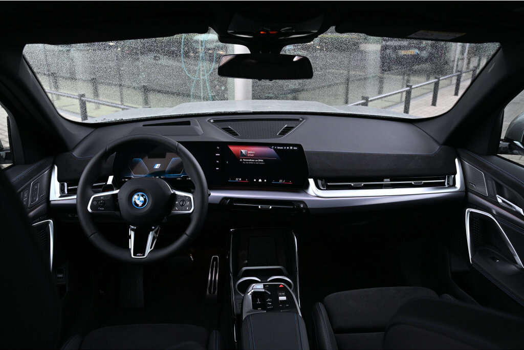 BMW iX1 21